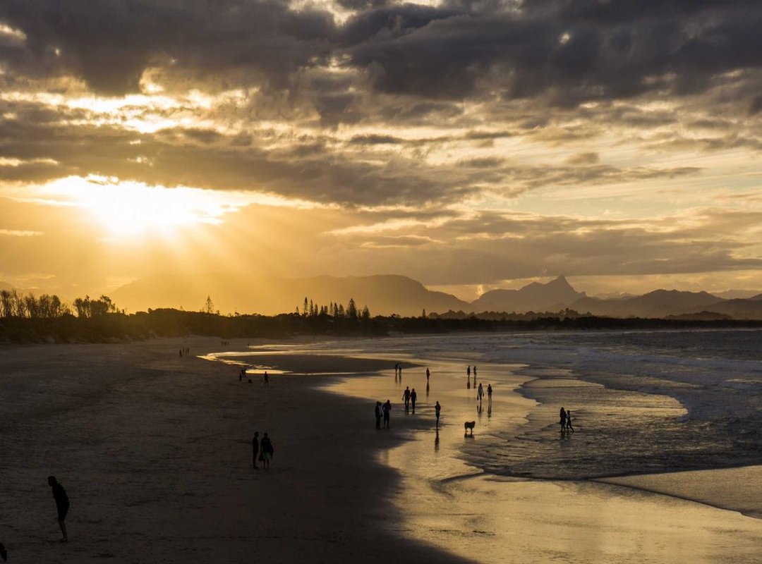 Analyzing the Poster: Clues and Character Focus for 'Unpacking'